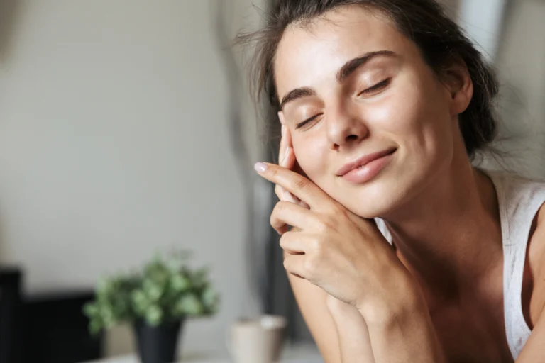 Rosto de mulher com pele luminosa e uniforme após o tratamento Pele de Pêssego na Clínica Essencial Estética
