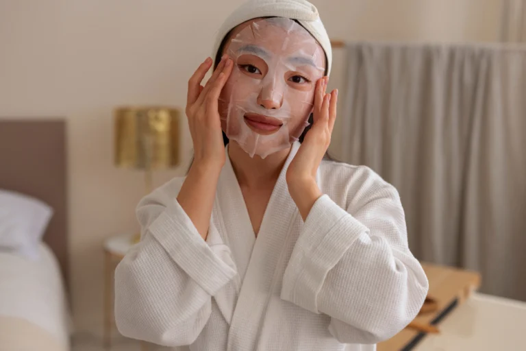 Profissional aplicando máscara hidratante durante o tratamento Pele de Pêssego na Clínica Essencial Estética