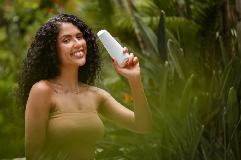 Paciente aplicando protetor solar após o tratamento Pele de Pêssego na Clínica Essencial Estética