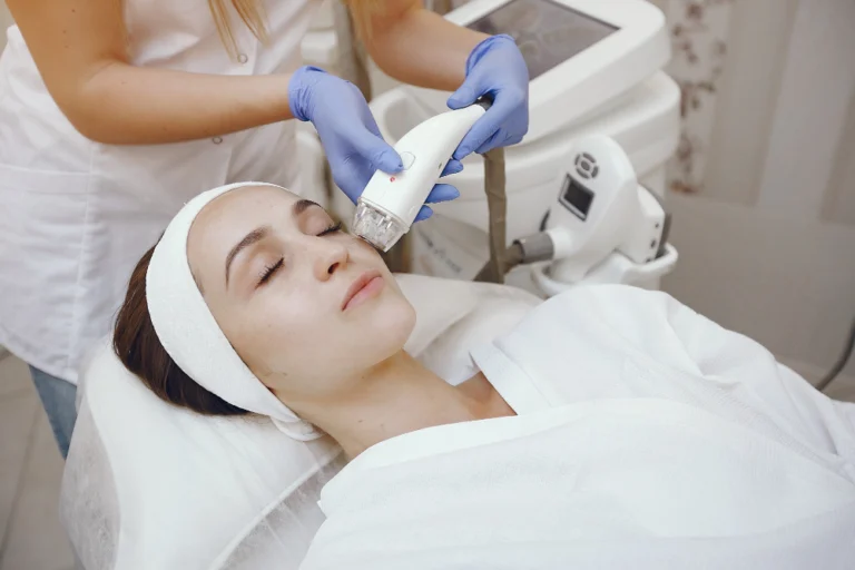 Antes e depois do tratamento de radiofrequência na Clínica Essencial Estética, mostrando a firmeza e rejuvenescimento da pele.