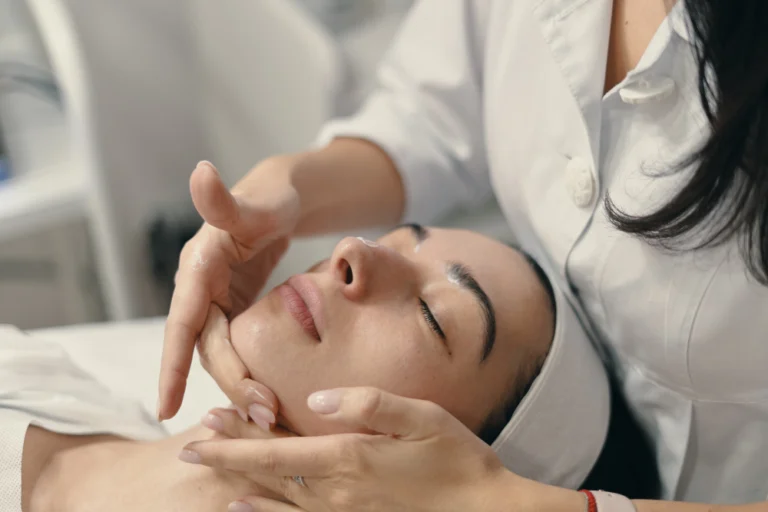 Mulher com pele firme e contorno facial definido após o tratamento de radiofrequência na Clínica Essencial Estética."