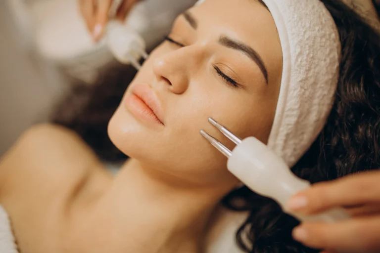 Profissional aplicando radiofrequência no abdômen de uma paciente na Clínica Essencial Estética
