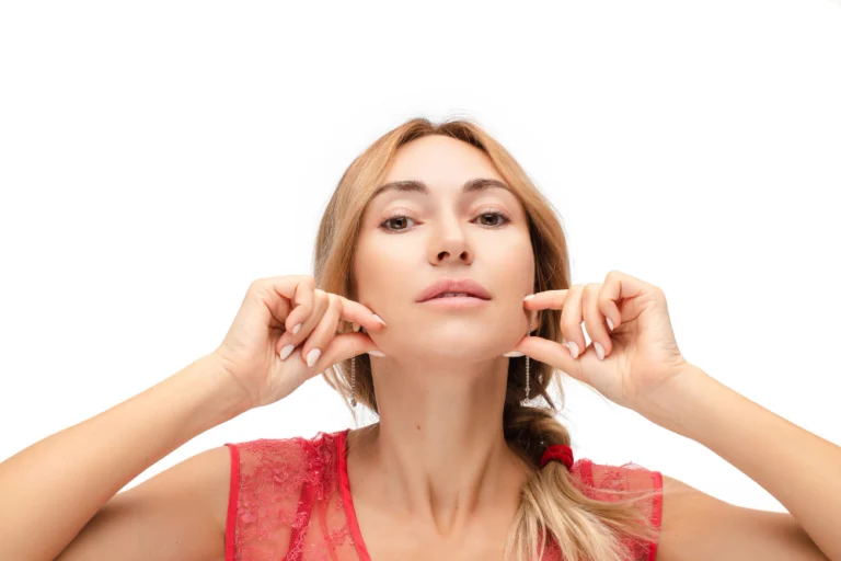 Antes e depois do tratamento de seca papada na Clínica Essencial Estética, destacando a definição do contorno facial