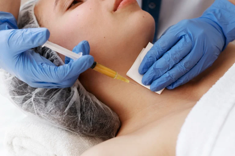 Profissional aplicando tratamento de seca papada no queixo de uma paciente na Clínica Essencial Estética