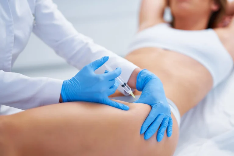 Mulher com pernas mais finas e definidas após o tratamento de seca perna na Clínica Essencial Estética