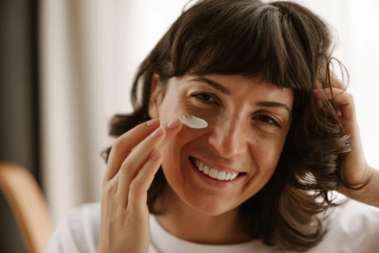 Paciente aplicando protetor solar após o peeling facial na Clínica Essencial Estética, reforçando os cuidados pós-tratamento