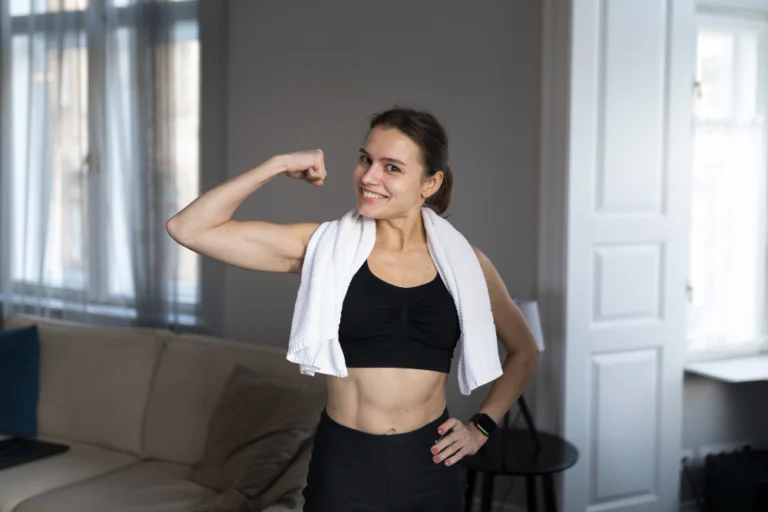 Braço com músculos definidos após tratamento com aminoácidos para ganho de massa magra na Clínica Essencial Estética.