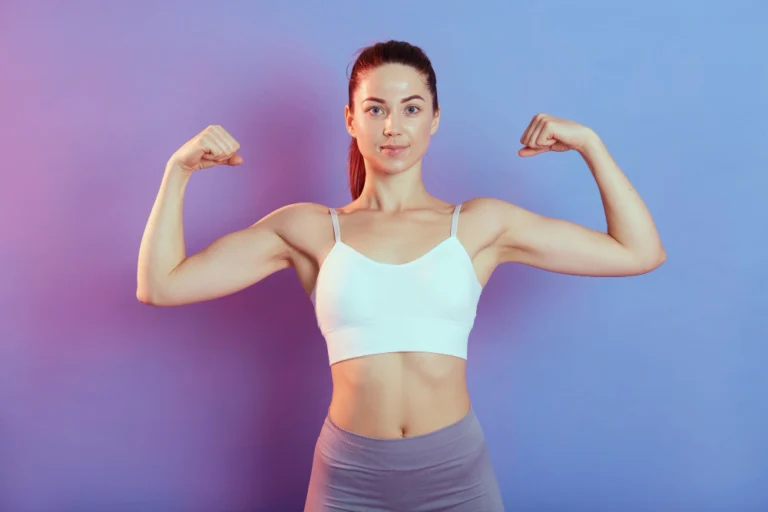 Pessoa com corpo definido após tratamento com aminoácidos para ganho de massa magra na Clínica Essencial Estética