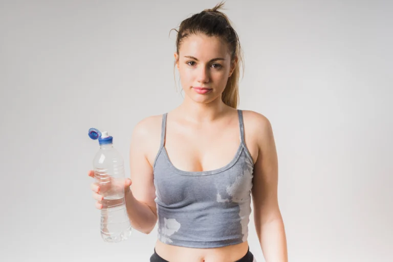 Paciente bebendo água após tratamento com aminoácidos para ganho de massa magra na Clínica Essencial Estética