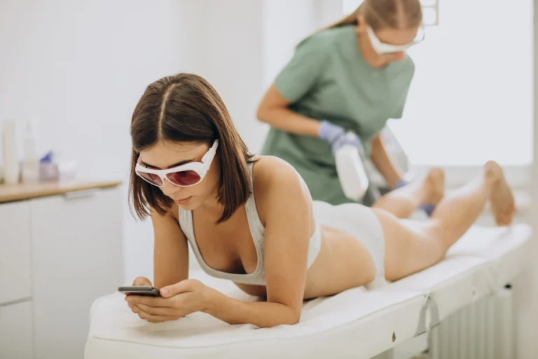 Profissional aplicando depilação a laser nas axilas na Clínica Essencial Estética