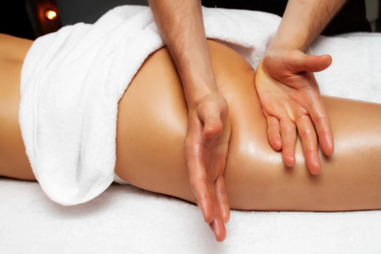 Profissional realizando drenagem linfática nas pernas na Clínica Essencial Estética, promovendo redução de inchaço e retenção de líquidos