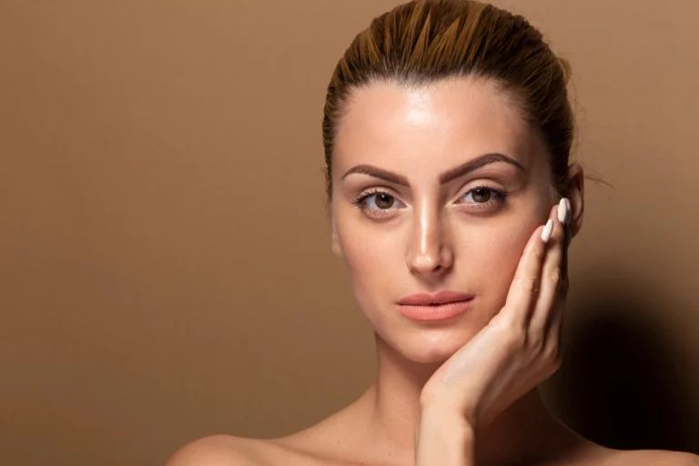 Mulher com contornos faciais definidos após o tratamento com fios de sustentação na Clínica Essencial Estética.