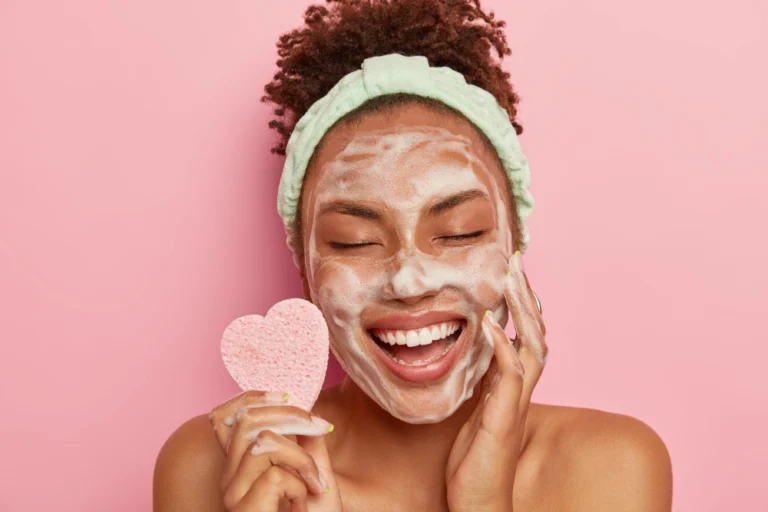 Antes e depois da limpeza de pele na Clínica Essencial Estética, mostrando a remoção de cravos e melhora na luminosidade da pele