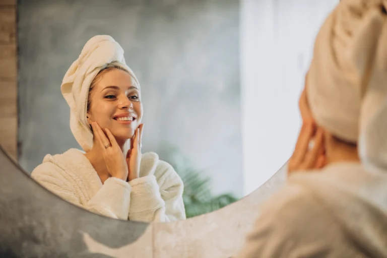 Mulher com pele limpa e saudável após a limpeza de pele na Clínica Essencial Estética