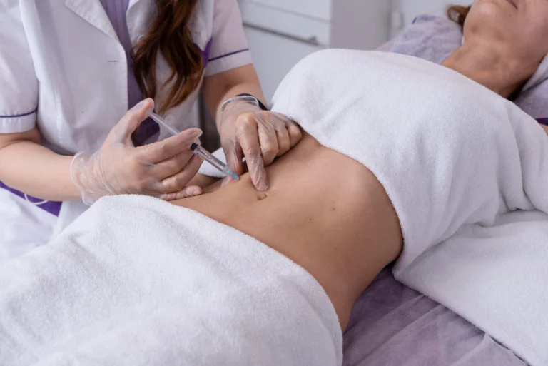 Profissional aplicando Lipo Enzimática no abdômen de uma paciente na Clínica Essencial Estética
