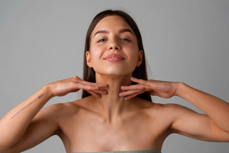 Mulher com contorno facial definido após o tratamento de Lipo de Papada na Clínica Essencial Estética.