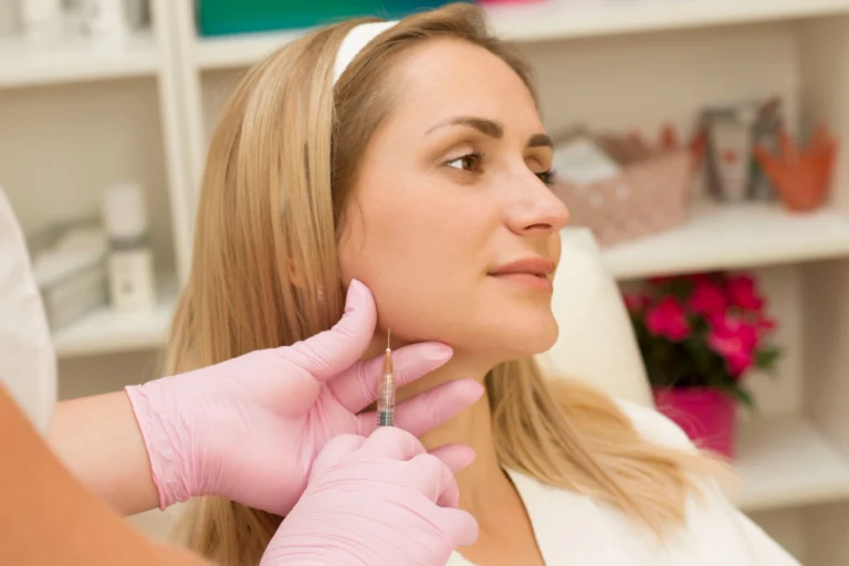 Profissional aplicando Lipo de Papada na Clínica Essencial Estética para reduzir a papada e definir o contorno facial