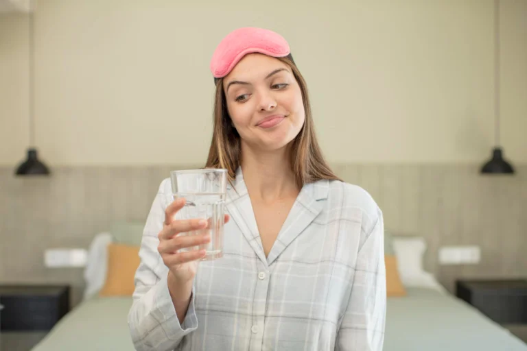 Paciente bebendo água após o tratamento de Lipo de Papada na Clínica Essencial Estética, seguindo os cuidados pós-tratamento