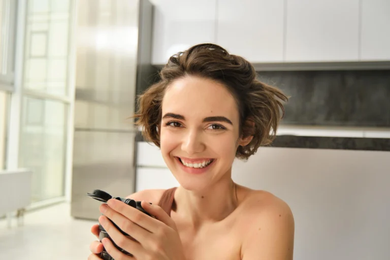 Mulher com pele rejuvenescida após tratamento com bioestimuladores de colágeno em São Paulo. CLinica Estética Essencial