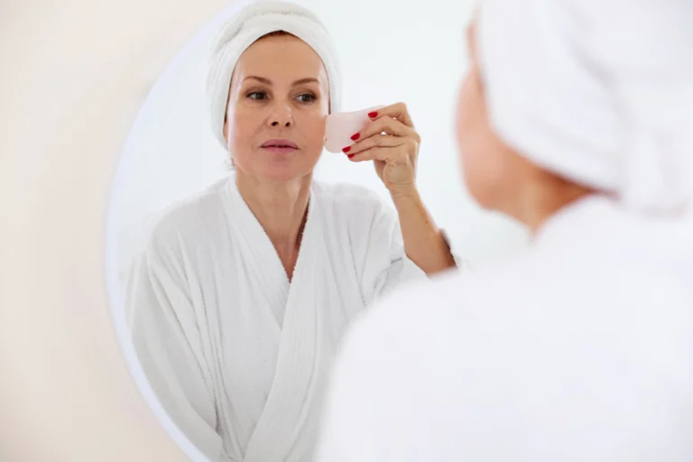 Pessoa aplicando protetor solar após tratamento de Botox, seguindo orientações da Clínica Essencial Estética.