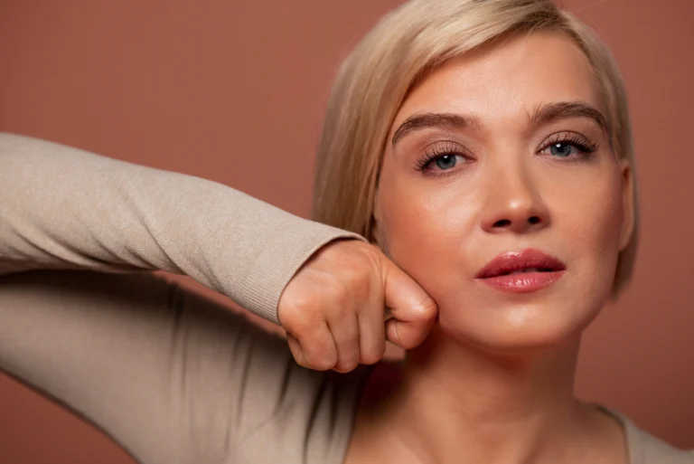 Mulher com aparência rejuvenescida e contornos definidos após preenchimento facial.