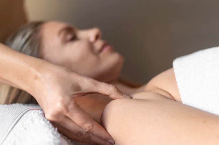 Mulher com silhueta definida após a massagem modeladora na Clínica Essencial Estética