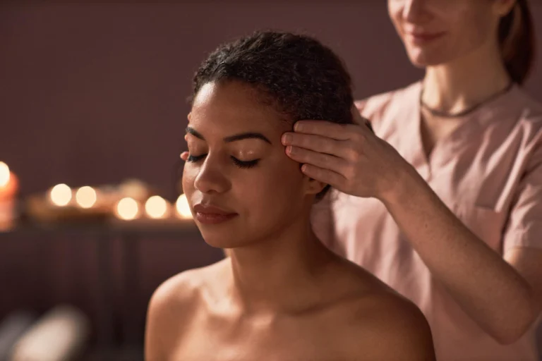 Paciente relaxada durante massagem relaxante na Clínica Essencial Estética, desfrutando de uma sensação de bem-estar e tranquilidade