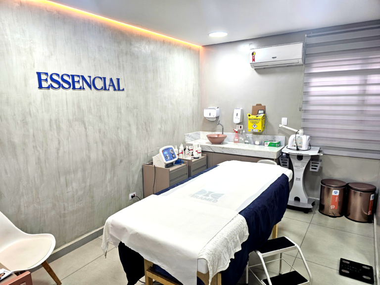 Ambiente de aplicação de bioestimuladores na Clínica Essencial Estética, com atmosfera acolhedora e profissional.