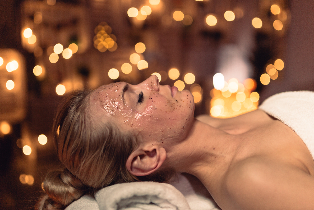Mulher sorrindo com a pele limpa e iluminada após limpeza facial na Clínica Essencial Estética.