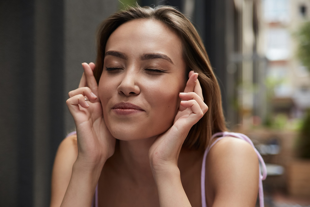 Mulher com traços equilibrados e naturais após harmonização facial.