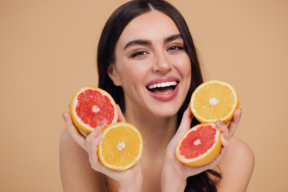 Frutas cítricas frescas destacando sua importância para a produção de colágeno.
