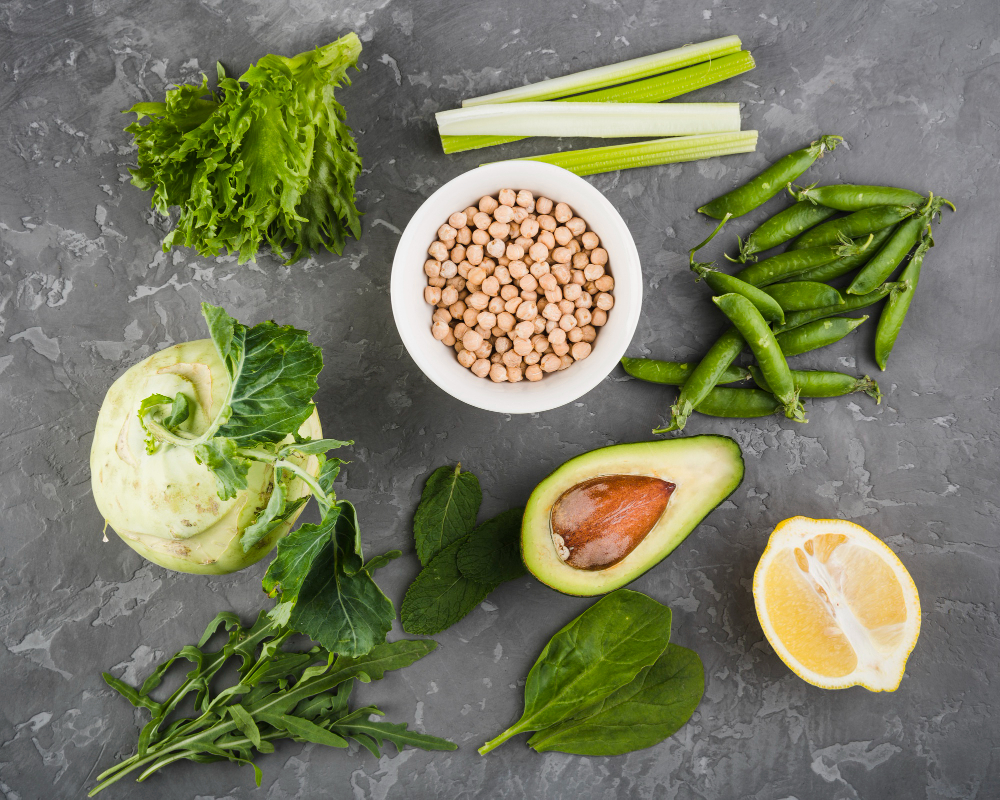 Vegetais verde-escuros como espinafre e brócolis que auxiliam na produção de colágeno.
