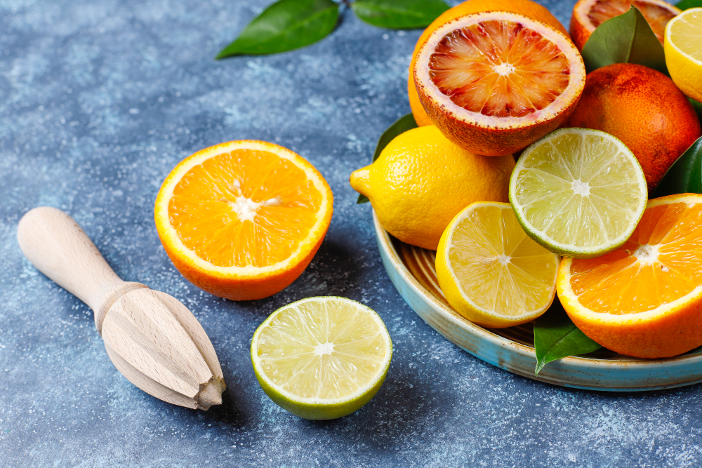 Frutas cítricas frescas para cuidados com a pele na Clínica Essencial Estética.