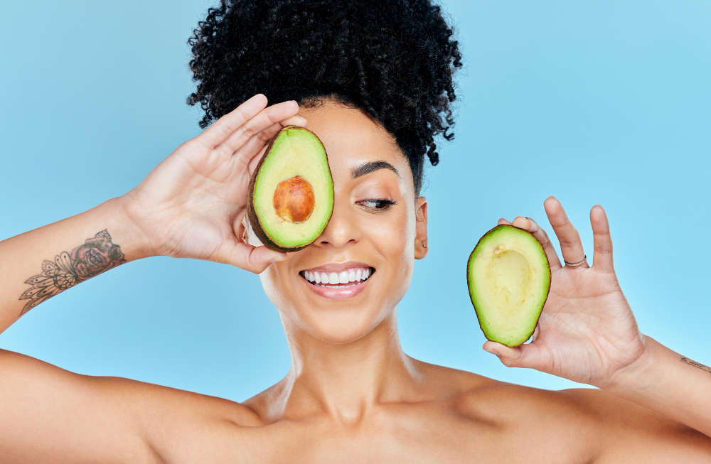 Abacate fresco, rico em vitamina E, para cuidados com a pele na Clínica Essencial Estética.