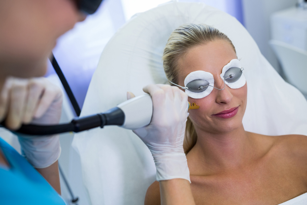Aplicação de laser para rejuvenescimento facial na Clínica Essencial Estética.