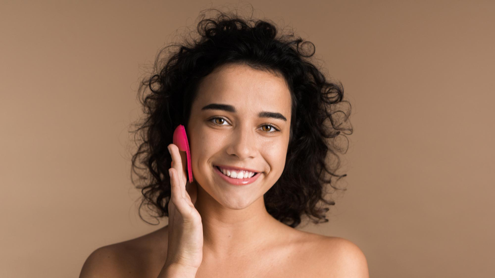 Mulher sorrindo após realizar procedimento estético minimamente invasivo.