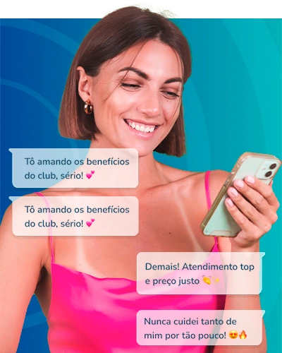 Mulher feliz usando os benefícios do Clube Essencial da Clínica Essencial Estética em Piraporinha