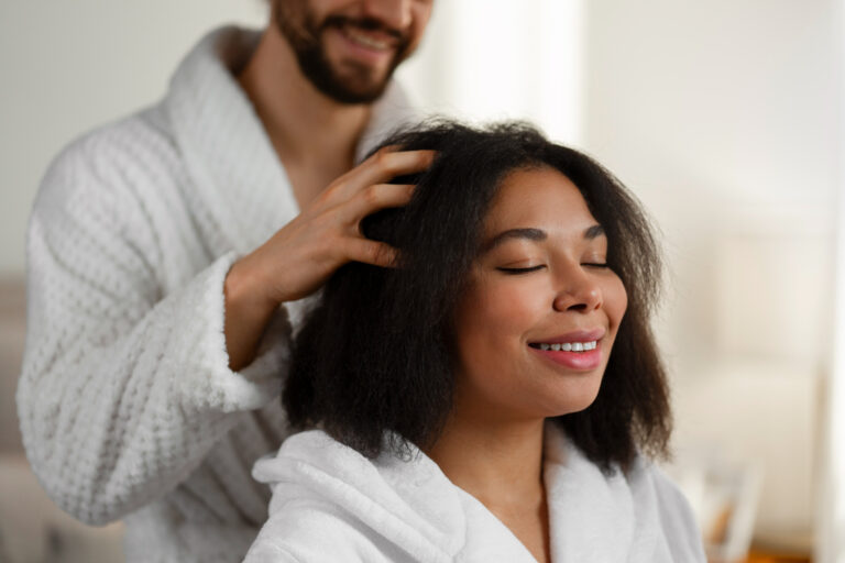 Massagem capilar sendo aplicada na Clínica Essencial Estética