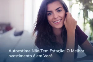 Mulher sorrindo discretamente ao se olhar no espelho com semblante de autoconfiança
