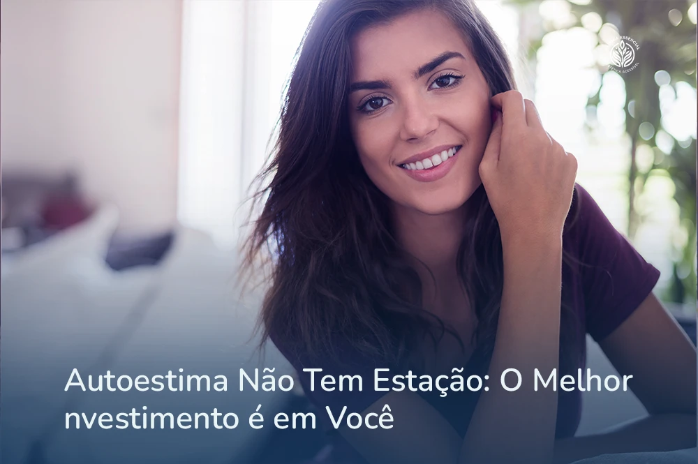 Mulher sorrindo discretamente ao se olhar no espelho com semblante de autoconfiança
