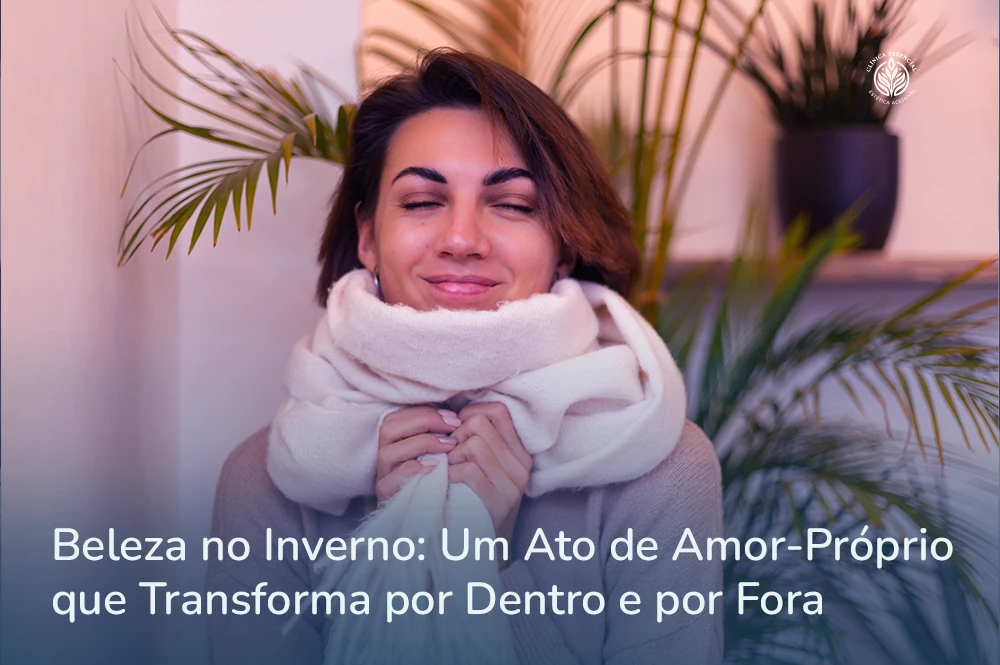 Mulher envolta em um cobertor com olhar sereno e expressão de autocuidado