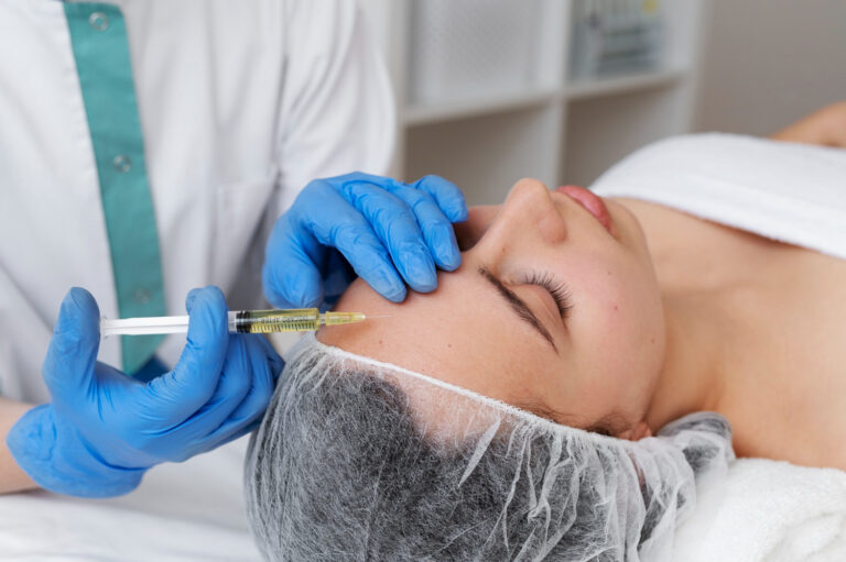 Aplicação de Botox para suavizar rugas de expressão – Clínica Essencial Estética